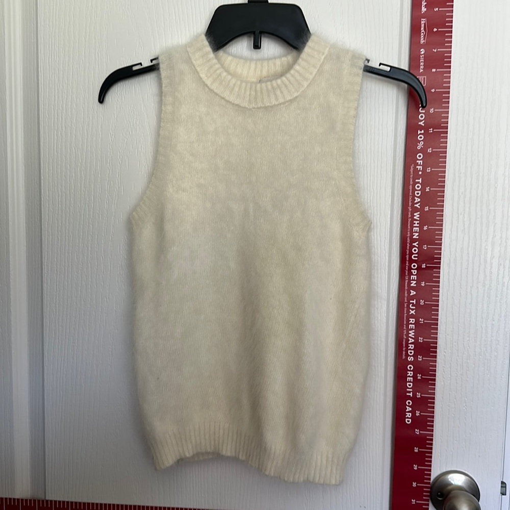 Womens Sleeveless Sweater Size Small